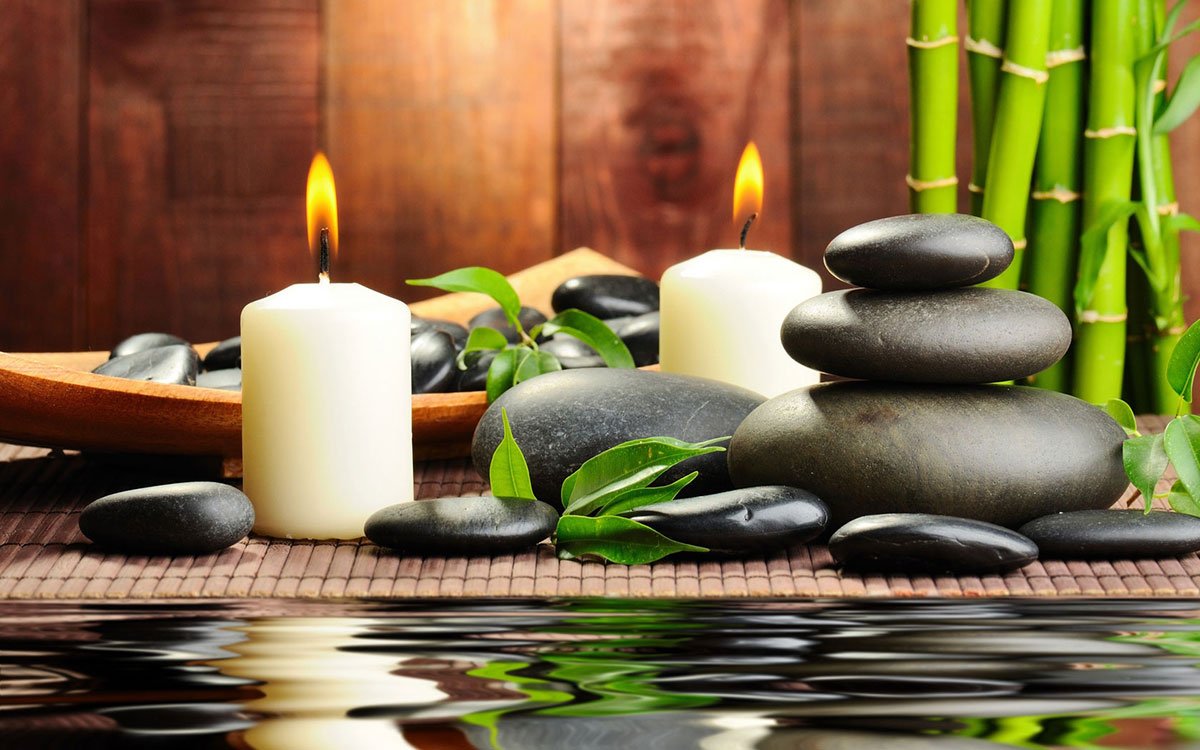 Detalle del espacio de Cassiel: velas, piedras y elementos naturales